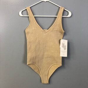 aura bodysuit ribbed knit v neck nude tan size medium w/ tag layer piece fitted